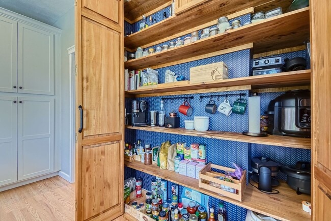 Building Photo - Beautiful 4 Bedroom Home with Stunning Vie...