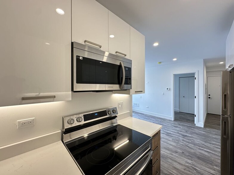 Building Photo - 941 W Carmen Ave