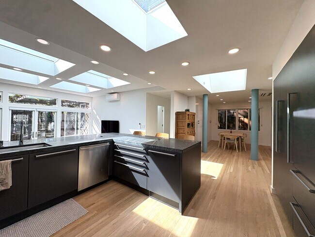 Building Photo - Modern Home availalble for lease in Menlo ...