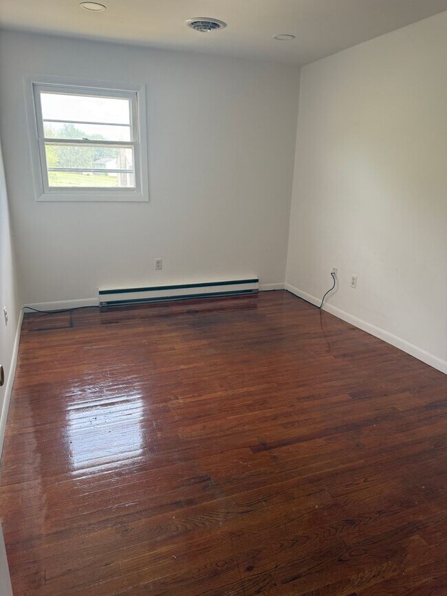 Building Photo - Spacious 4 Bedroom 2 1/2 bathroom Townhome With an ensuite located downstairs.