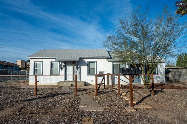 Building Photo - 1022 S Montezuma Ave