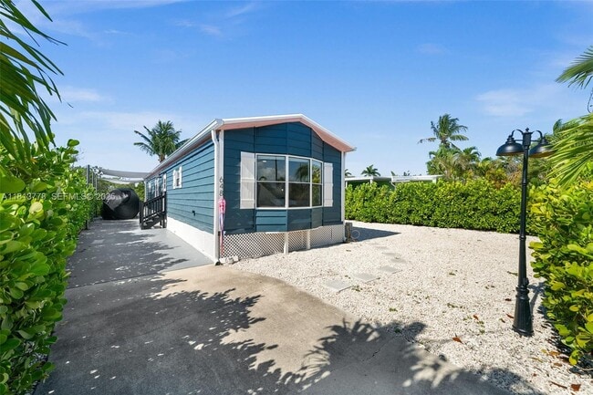 Building Photo - 648 E Palm Ave