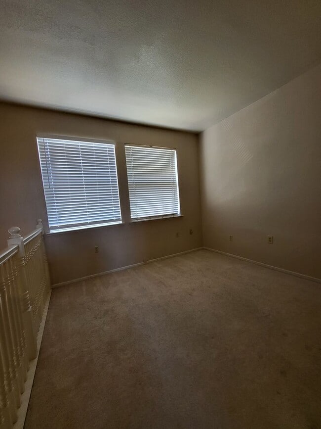 Building Photo - 4Bdm 2.5Ba Home in Convenient Location!