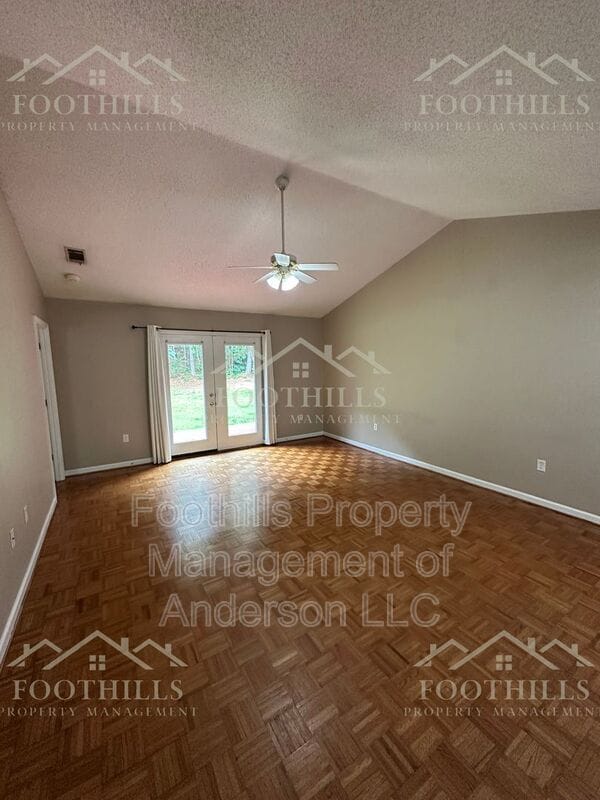 Building Photo - 1419 Oak Hill Dr