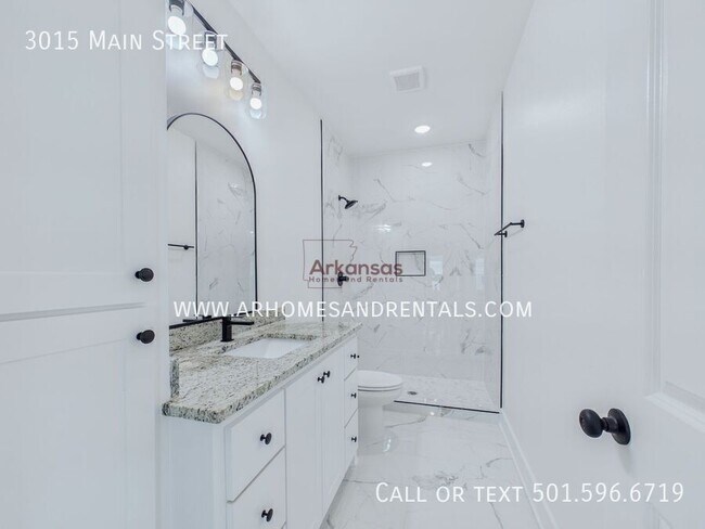 Building Photo - 3015 Main St