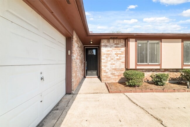 Building Photo - 10522 Northview Dr