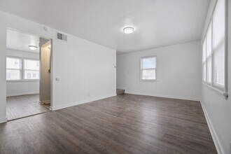 Building Photo - Cozy 3-Bedroom, 1-Bathroom Townhouse in Mi...