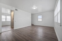 Building Photo - Cozy 3-Bedroom, 1-Bathroom Townhouse in Mi...
