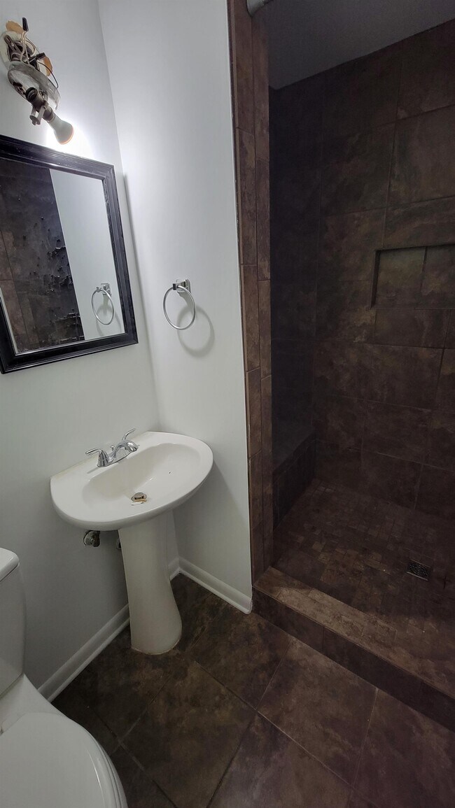 Building Photo - 517 des
