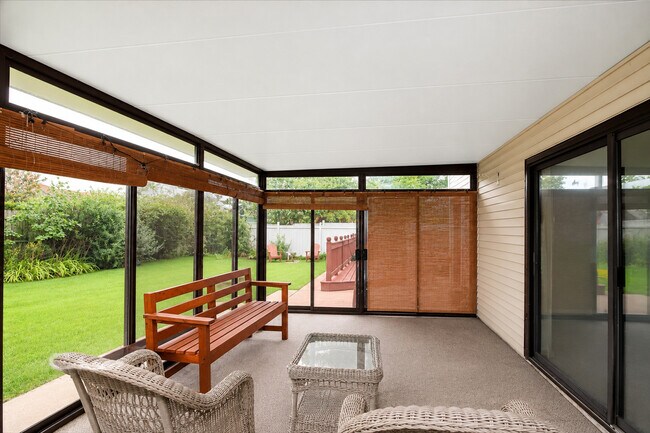 Building Photo - 982 Valleyview Dr