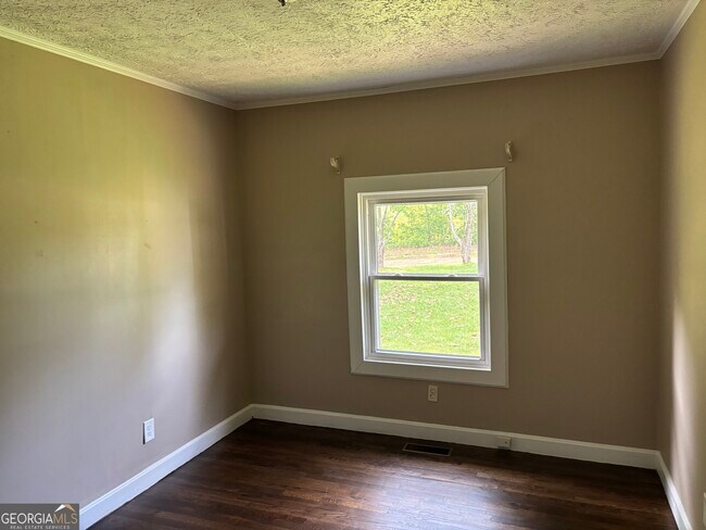 Building Photo - 1402 Dewey St