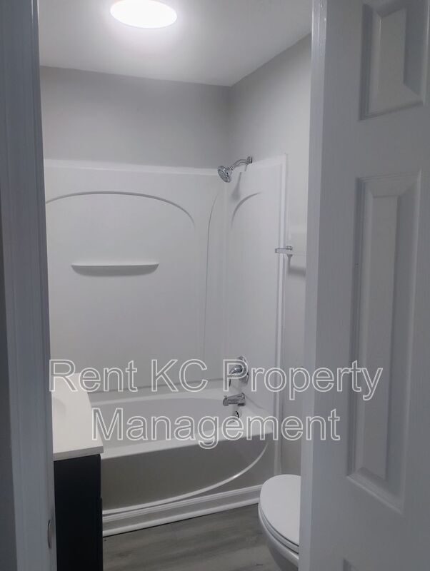 Building Photo - 6021 N Topping Ave