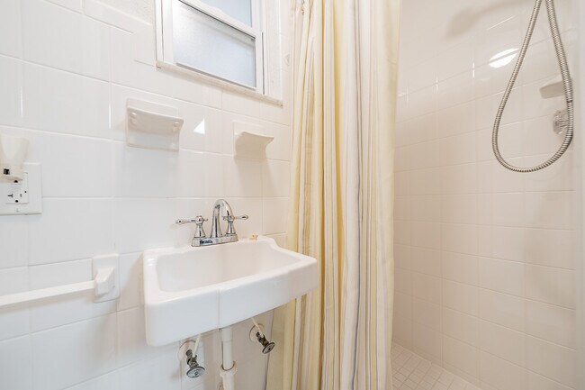 Building Photo - 7715 Sue Ellen Dr