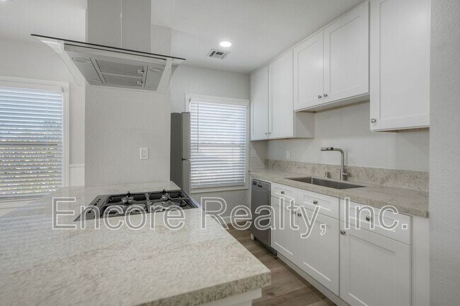 Building Photo - 303 D St