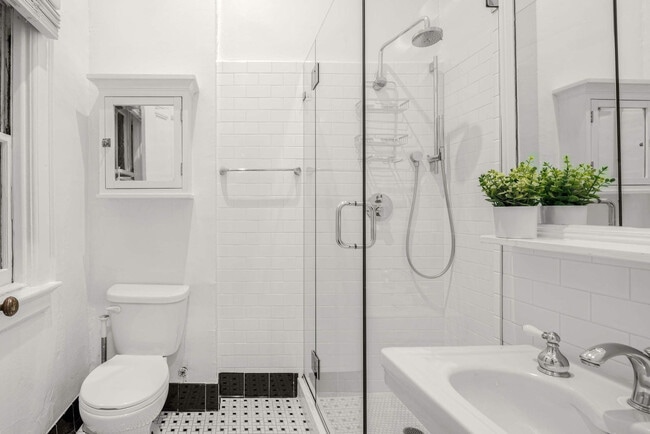 Building Photo - 3 E 9th St