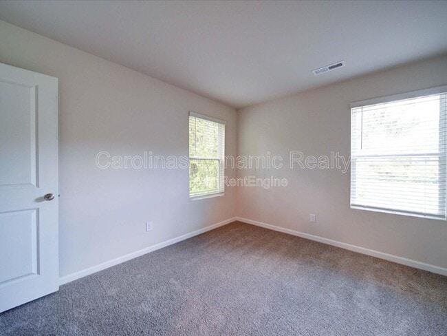 Building Photo - 916 S Battleground Ave