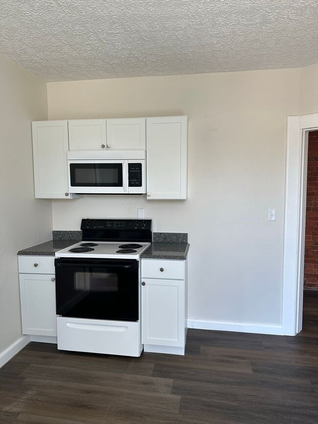 Building Photo - 1024 Main St