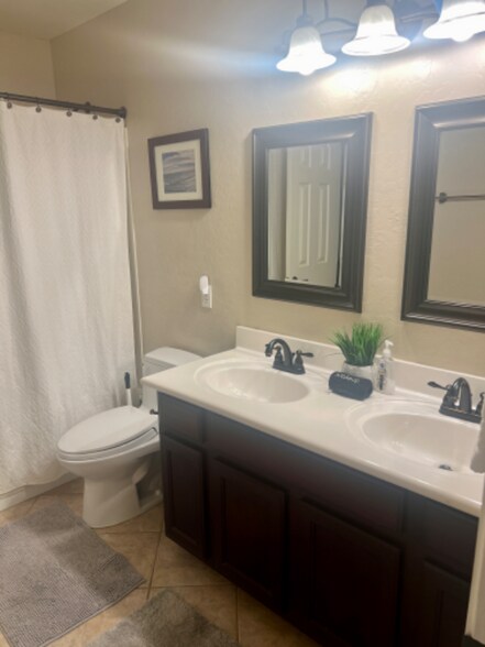 Building Photo - 3731 E Mitchell Dr