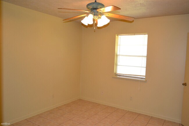 Building Photo - 2 br, 1 bath House - 908 Navarro Dr