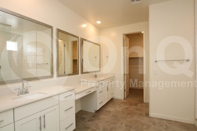 Building Photo - 943 E Danbury Dr