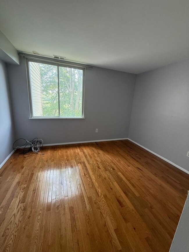 Building Photo - 2 Bedroom, 1.5 Bath, Pet Friendly Gas Heat...