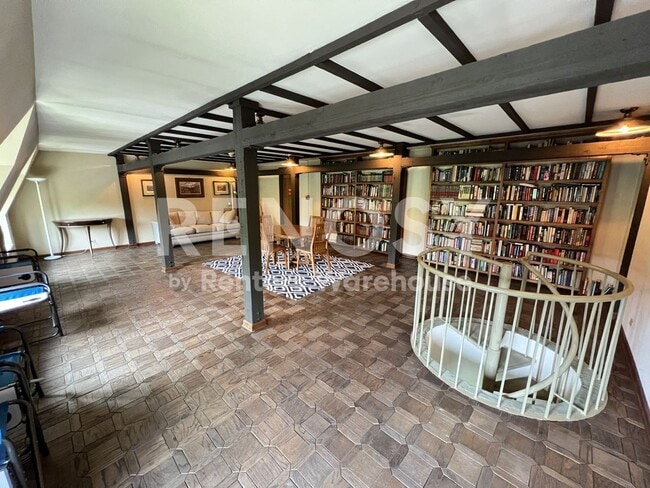 Building Photo - Beautiful 1 Bed 1 Bath in Capitol Hill (Water/sewer and Trash Utilities Included!)