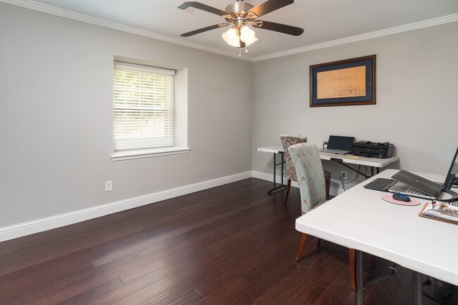 Building Photo - 726 Thistlewood Dr