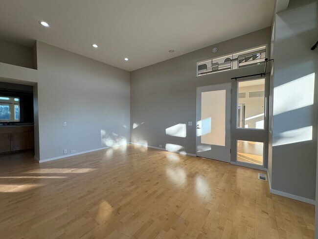 Building Photo - Breathtaking views of Chuckanut Bay!!