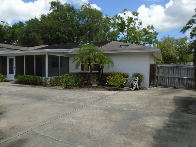 Building Photo - DOMMERICH AREA POOL HOME WITH POOL/LAWN IN...