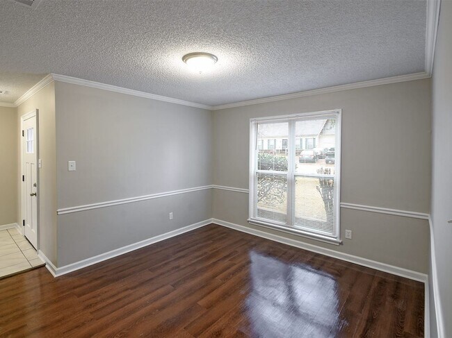 Building Photo - 4 bed, 2.5 bath home with great curb appeal near 385.