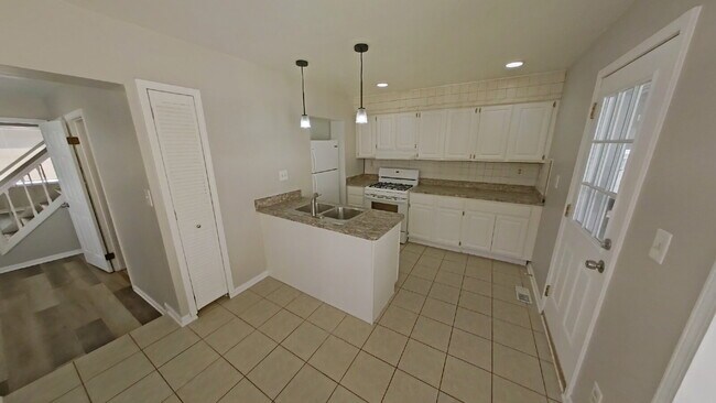 Building Photo - "3-Bedroom Home in Roseville - Spacious 1294 Sq Ft Comfort!"