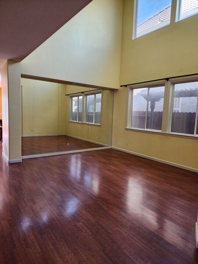 Building Photo - 5 Bedroom 3 Bathroom with 3 car Garage in the Sylvan School District