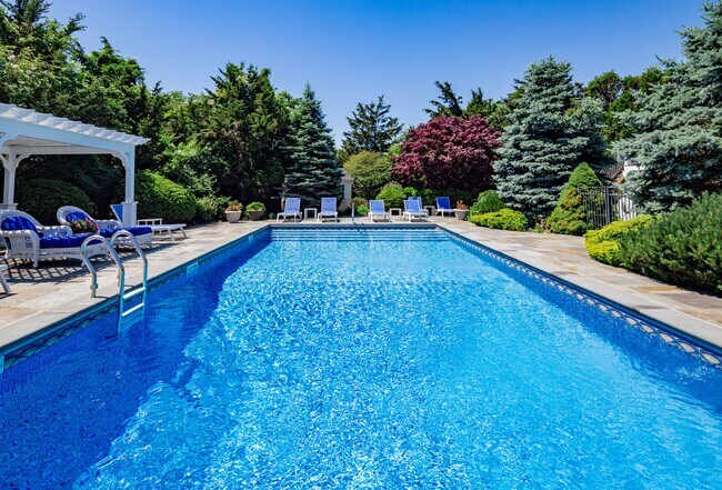 Building Photo - 300 Latham Ln