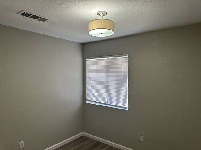 Building Photo - Modesto Cute 4 Bedroom 2 Bath Single Story...