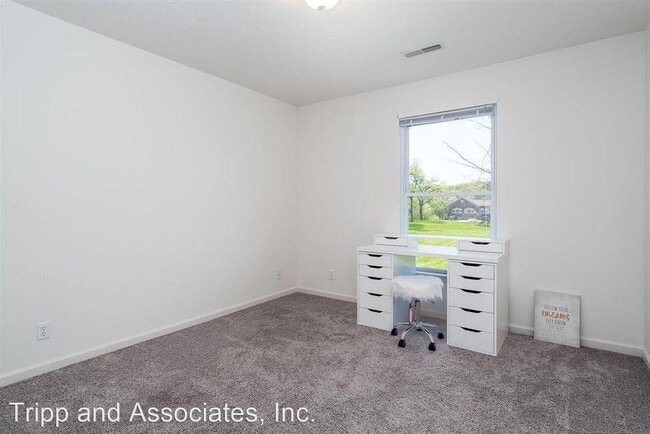 Building Photo - 500-530 E Inman Pkwy