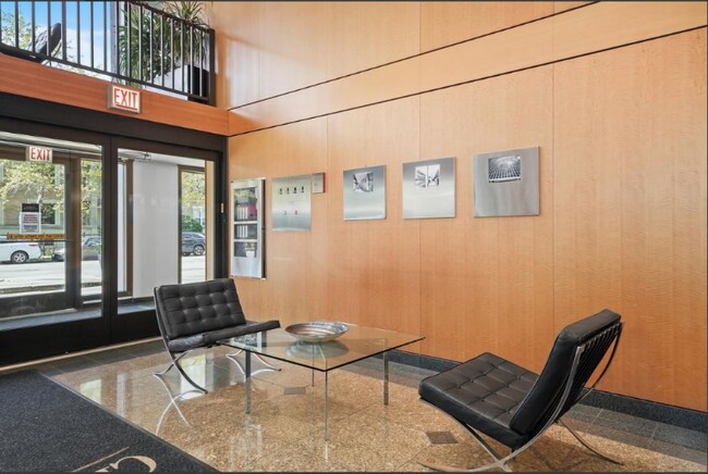 Building Photo - 4343 N Clarendon Ave