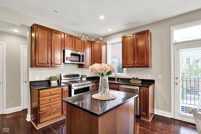 Building Photo - 529 E New York St