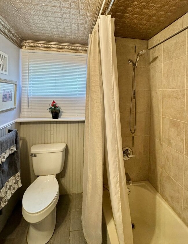 Building Photo - Charming 1BR House in Toledo