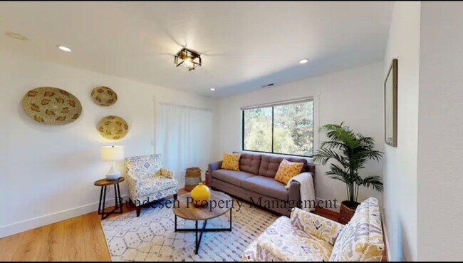 Building Photo - 1-Bed in Petaluma – All Utilities Included