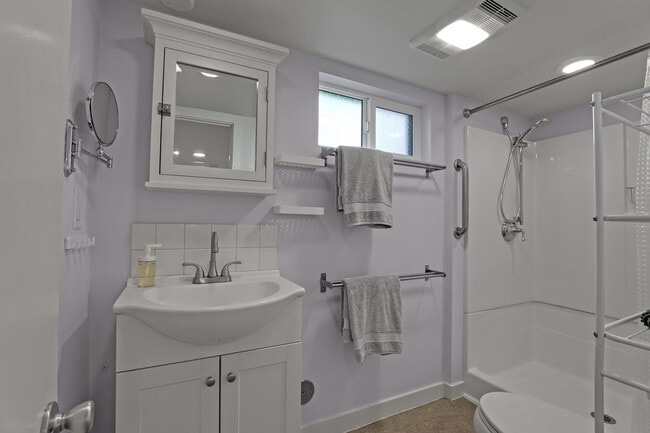 Building Photo - Updated 1926 4-bdrm/3-bath Sellwood bungal...