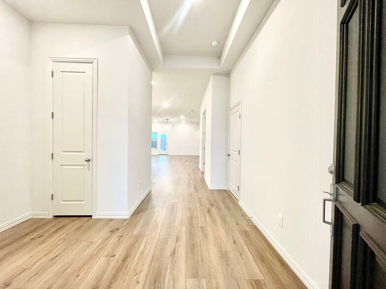 Building Photo - 16629 Freshwater Dr