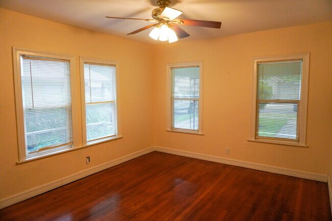 Building Photo - 3br / 2ba house in Woodlawn terrace, close...