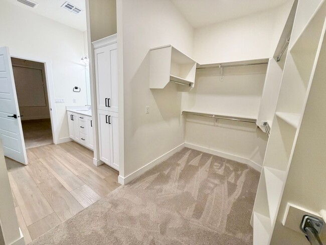Building Photo - Beautiful 3 Bed Home!