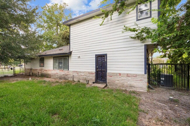 Building Photo - For Rent: Spacious 4-Bedroom Family Home