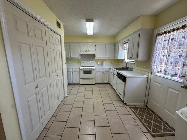 Building Photo - Welcome to your new home in the heart of Russellville, AR!