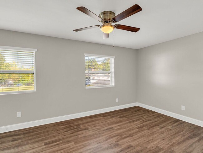 Building Photo - Oak Ridge 37830 - 3 bedroom 2 bath duplex - call Chad Weeks 865-567-6193