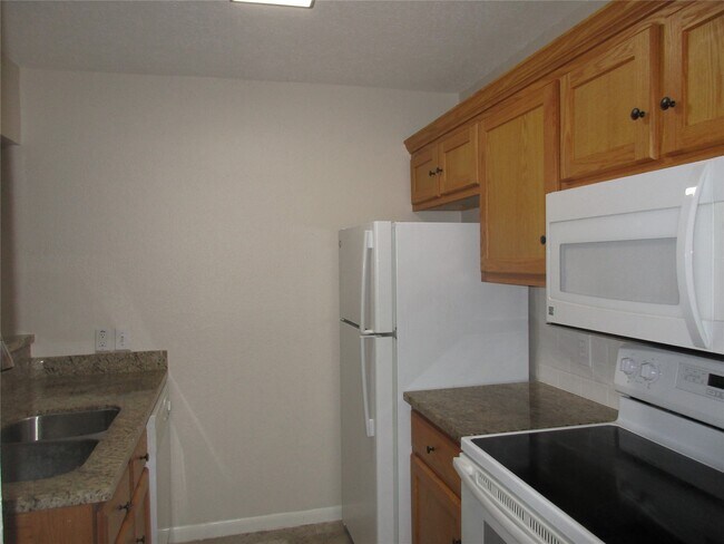 Building Photo - 17401 Red Oak Dr