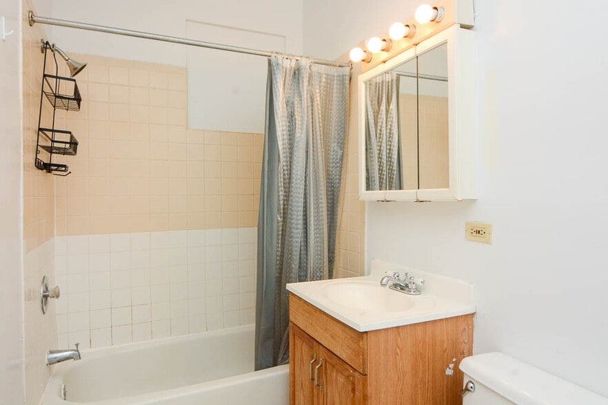 Building Photo - 1530 N Kedzie Ave