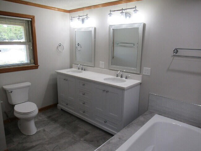 Building Photo - Denver Four Bedroom Home For Rent!