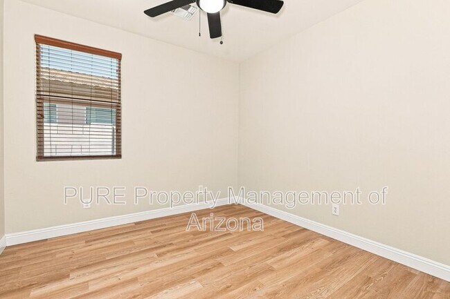 Building Photo - 1711 W Paisley Dr